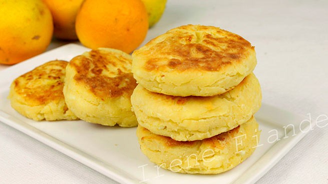 Сырники с кусочками  апельсина на завтрак