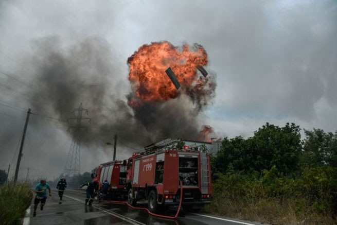 Пожар в Аттике: мощный взрыв на фабрике в Афиднесе