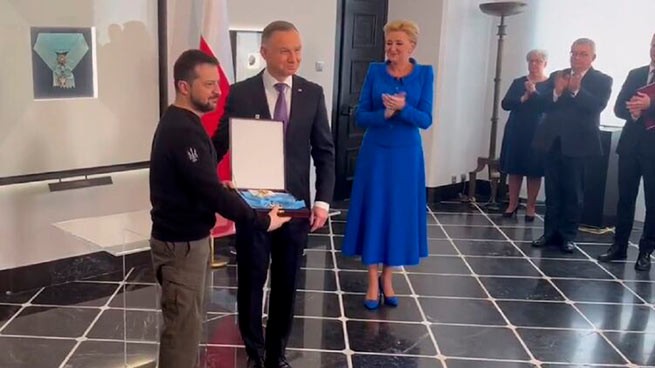 Владимир Зеленский получил ордер Белого Орла из рук президента Польши Анджея Дуды. Скриншот видео