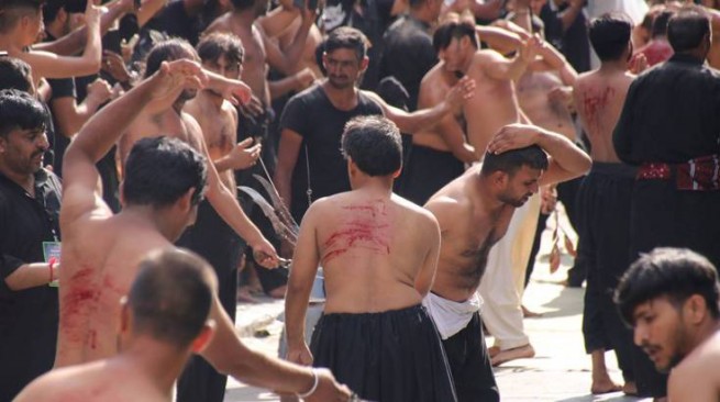 Десятки мусульман-шиитов нанесли себе увечья в Пирее: кровавый обычай Асура