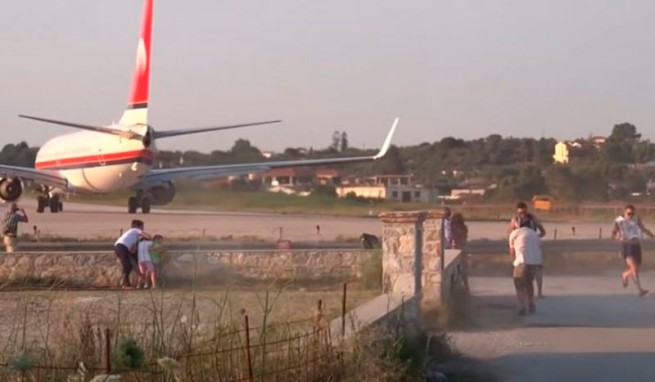 Скиатос: британская туристка получила черепно-мозговую травму от турбины взлетающего самолета