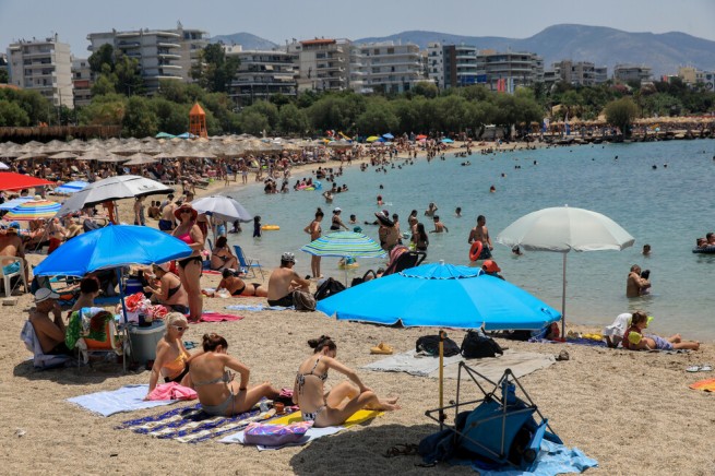 Жители Аттики и Салоников предпочли пляж голосованию