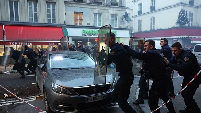Поле боя - Париж: пожары и столкновения на улицах, десятки полицейских ранены
