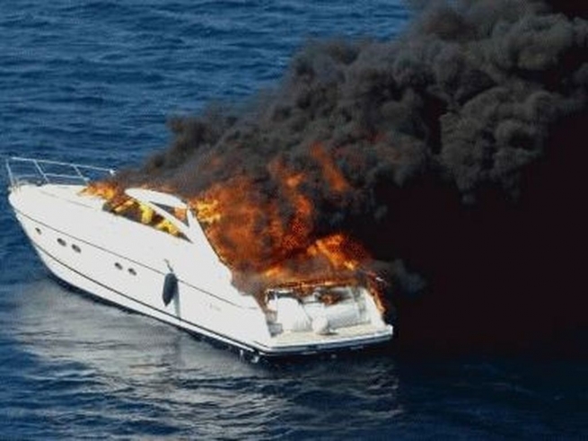 Прыгнули с загоревшейся на Миконосе яхты в море