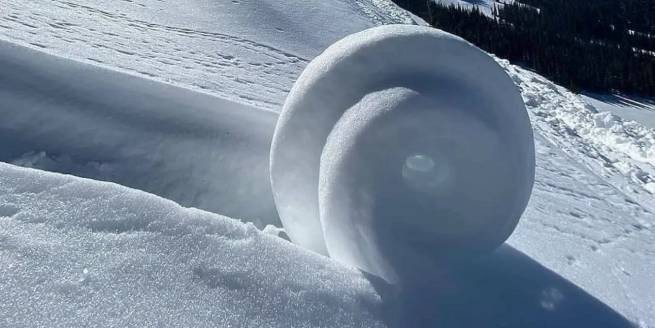 Странные катящиеся снежные шары со спиралями появились в Греции