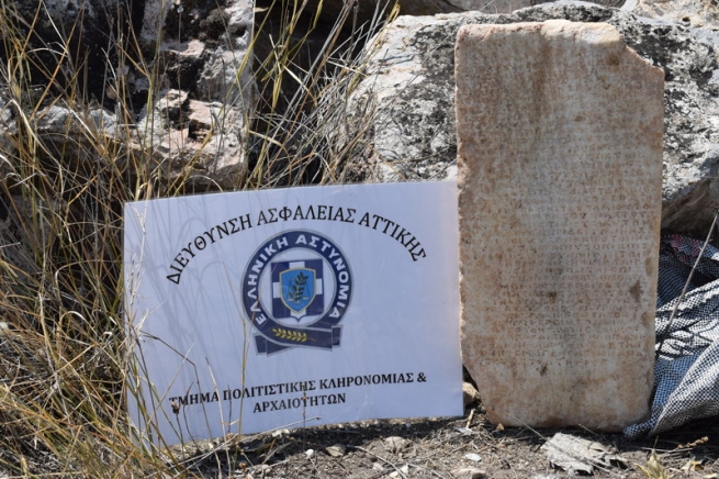 Греция: Полиция конфисковала мраморную плиту с уникальной надписью