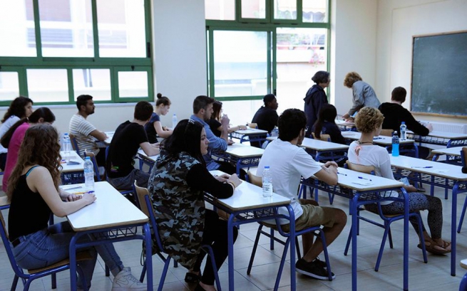 В Греции начались вступительные экзамены в ВУЗы. Гонка за 70 000 бюджетных мест