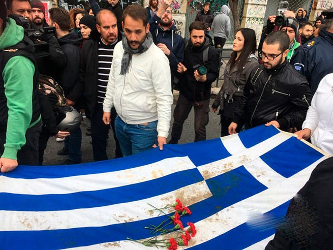 Шествие в память Политехнио идет по Афинам