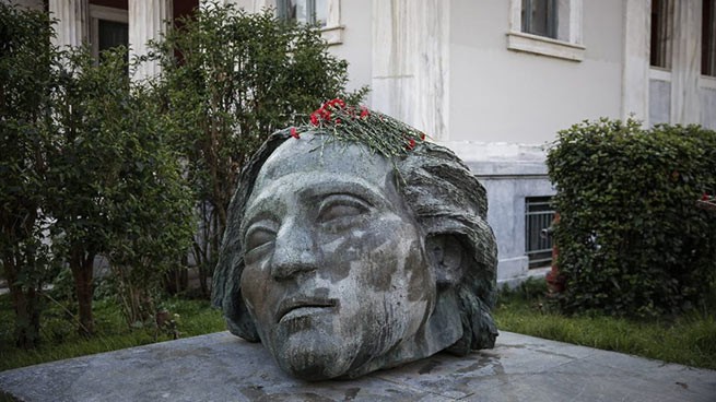 Вы знали, чья голова изображена во дворе Политехнио?