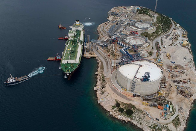 Плавучее хранилище LNG  Revithoussa в Греции готовится принять газ из США