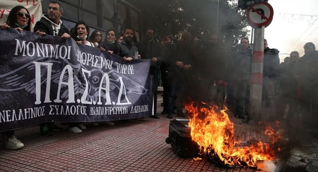 Столкновения учителей с полицией на митинге протеста в Афинах