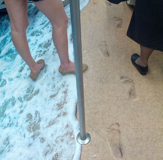Песок и море в Афинском метро