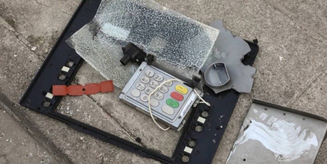 Взорвали банкомат, но безуспешно. Преступники унесли... 150 евро, которые украли в соседнем магазине
