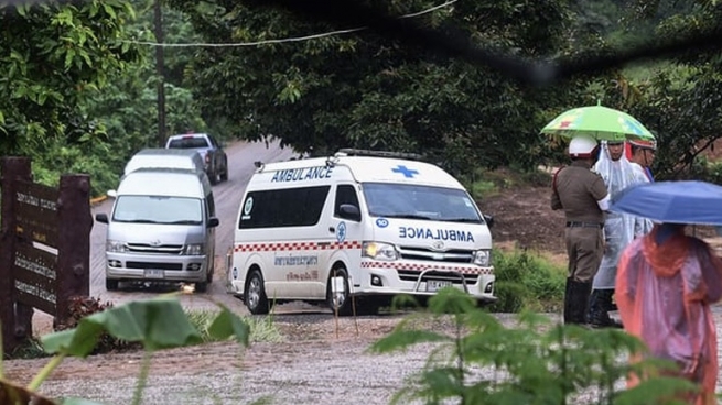 Спасатели вывели уже 10 детей из пещеры в Таиланде