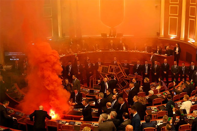 Инциденты в албанском парламенте с дымовыми шашками и динамитом! (видео)