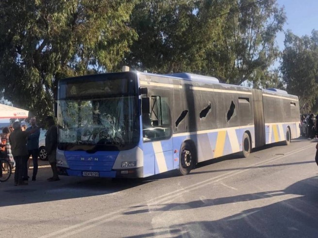 Неадекватный пассажир разбил окна автобуса с криками «всех уничтожу»