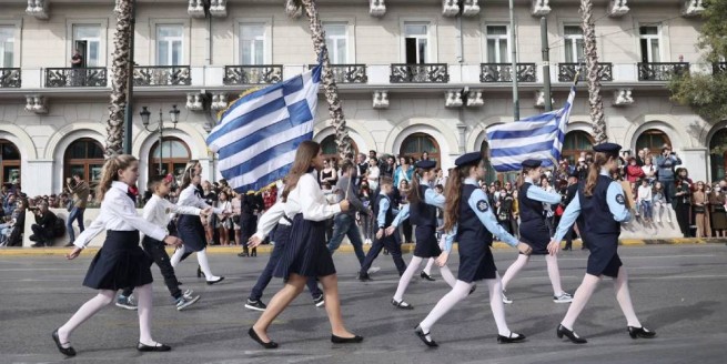 Школьный парад прошел в центре Афин и военный - в Салониках