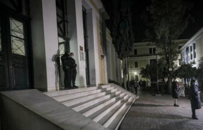 Тревожная ночь: предупреждение о бомбе, мобилизация ΕΛΑΣ и найденное взрывное устройство в центре Афин