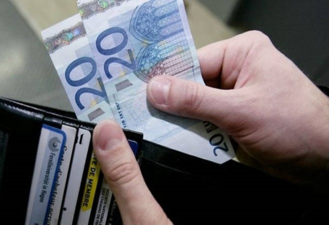 Cегодня начислена первая базовая зарплата в размере 713 евро