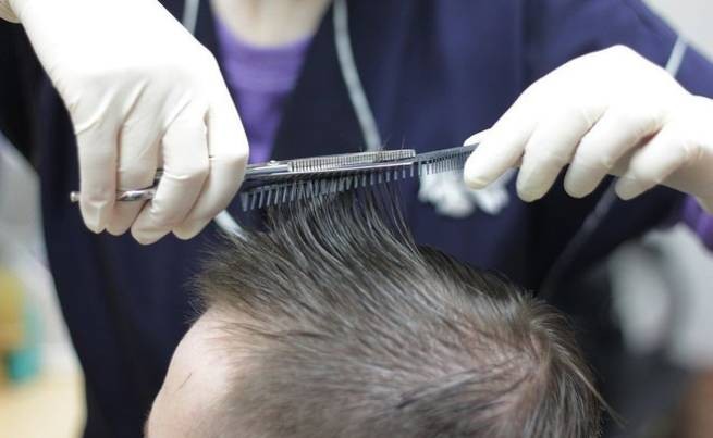 Германия: открытие парикмахерской после локдауна обогатило находчивого мастера