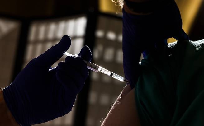 США: сторонник теории заговора, испортивший 500 доз вакцины, признал свою вину