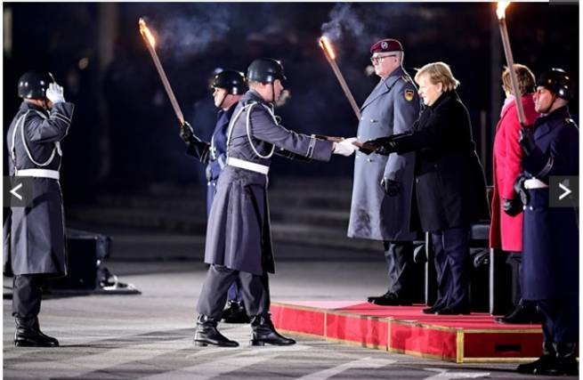 Торжественная церемония прощания Ангелы Меркель с должностью канцлера ФРГ
