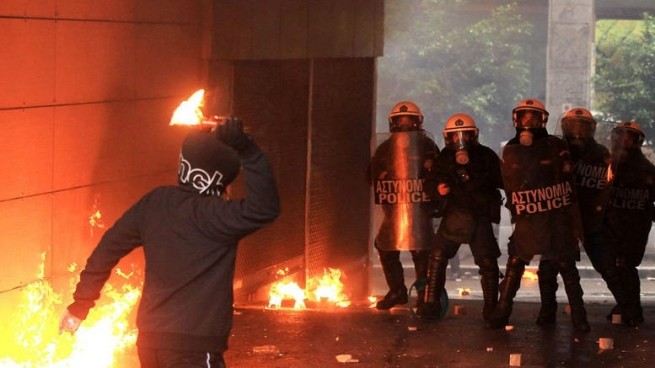 ELAS призывает наказать анархистов напавших на полицейских