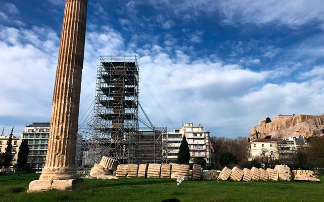 Строительные леса окружили знаменитые колоны храма Зевса Олимпийского