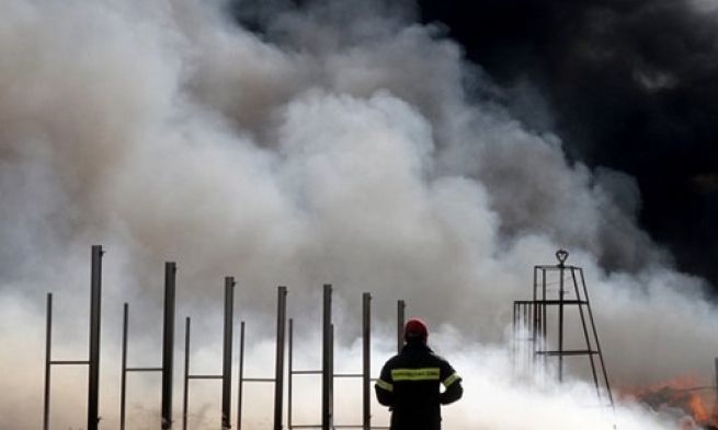 Пожар на заводе в Аспропиргосе отравляет атмосферу Афин