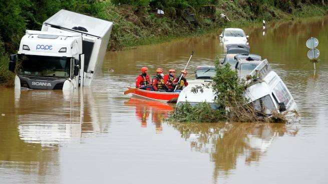 Германия: поиск пропавших после наводнения и предупреждение о новых дождях