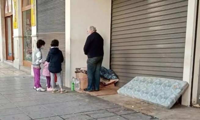 Бездомный дал колядующим детям монетки