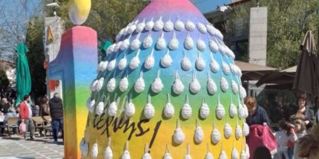 Пасха в Птолемаиде: на площади разместили громадное яйцо