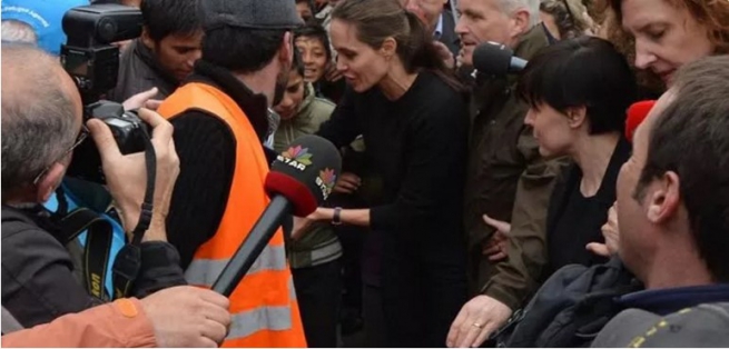 Анджелина Джоли пообещала жителям Лесбоса приехать на отдых летом с семьей