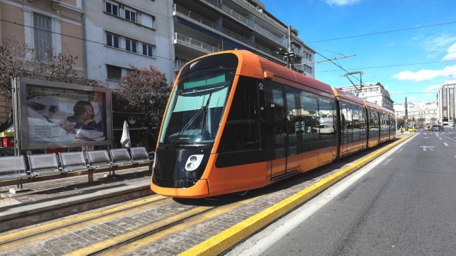 Новые ультрасовременные трамваи курсируют по Афинам