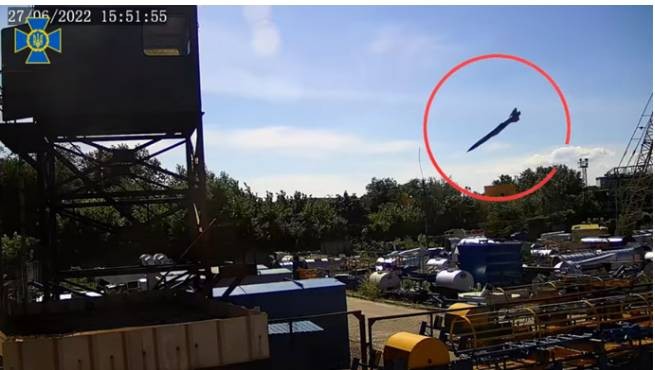 СБУ установила обстоятельства ракетного удара по ТРЦ в Кременчуге и показала видео