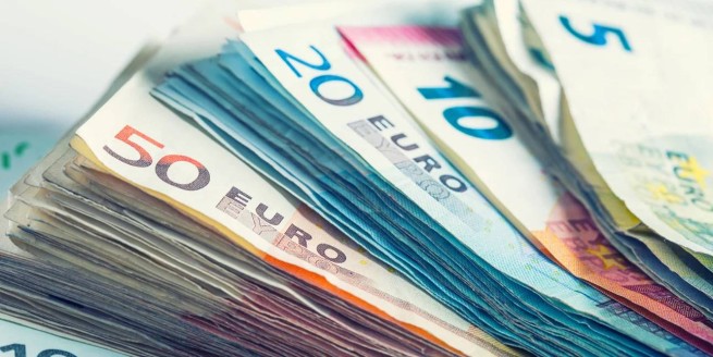 Женщина нашла на улице конверт с 17 000 евро и отнесла в полицию