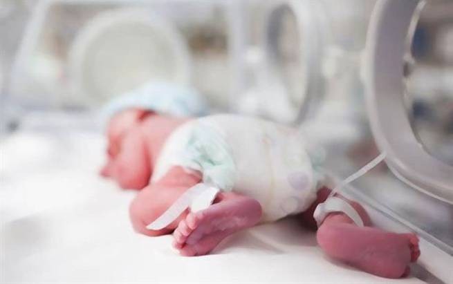 Салоники: двухмесячный малютка с тяжелым коронавирусом в больнице