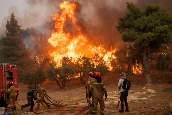 Битва с пожарами в Греции продолжается, на территории страны бушуют 111 пожаров