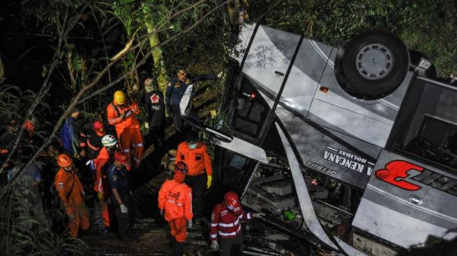 Индонезия: трагедия со школьным автобусом забрала 27 жизней