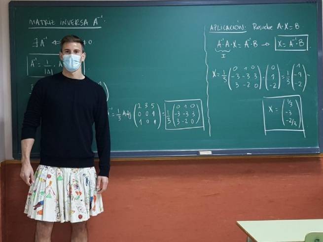 Испания: преподаватели-мужчины облачились в юбки