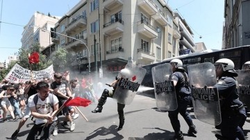 Огонь, дым и разрушения - греческие студенты снова устроили беспорядки