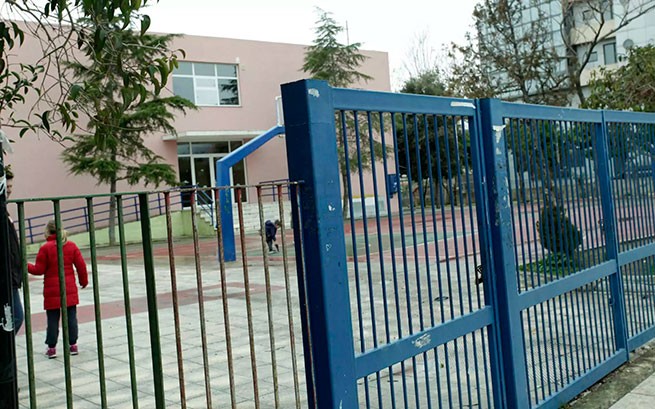 Десятки начальных школ в Аттике получили угрозы взрыва по электронной почте