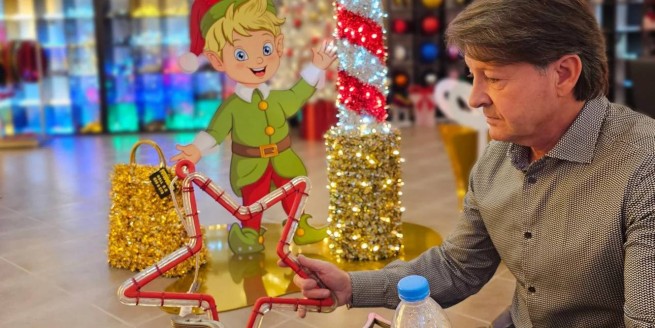 Греческий «король Рождества» производит новогодние игрушки, которые продаются по всему миру