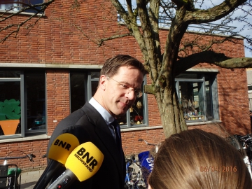 Премьер министр  Нидерландов  Рютте проголосовал на референдуме по ассоциации с Украиной в  обычной подготовительной школе.