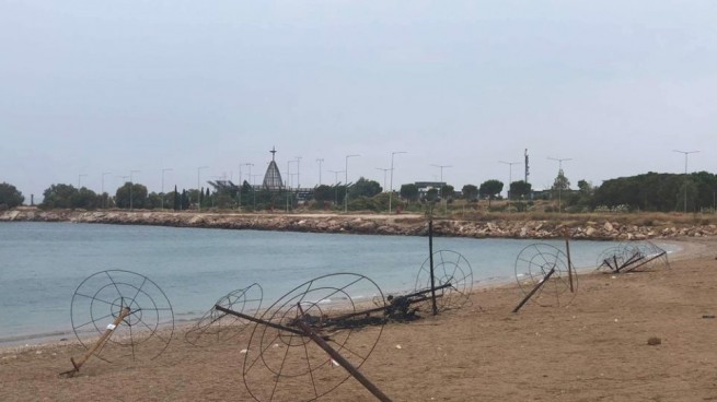 Коронапарти в Глифаде: хулиганы подожгли пляжные зонтики и забросали пожарных камнями