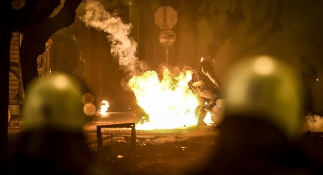 Война в Эксархи: Анархисты сожгли офис ПАСОК и дом Флабурариса