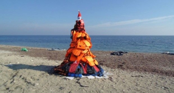 На острове Лесбос спасатели сделали елку из спасательных жилетов