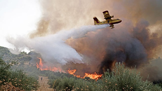 Лесные пожары бушуют на Родосе, Илии и Коринфе