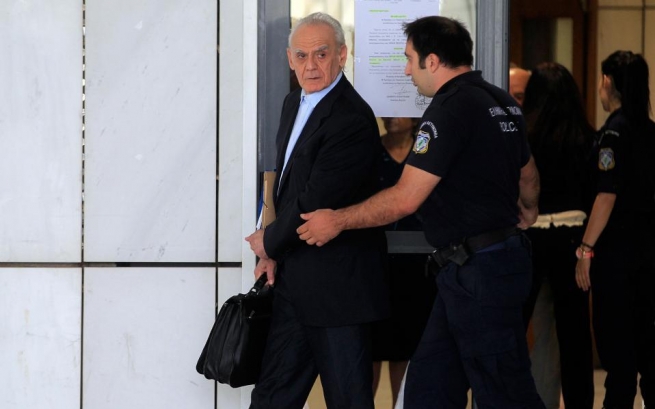 Греческие судьи распорядились освободить экс-министра обороны
