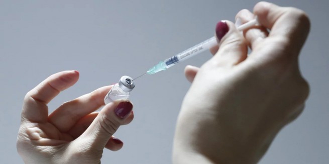 44-летняя женщина умерла после вакцинации AstraZeneca